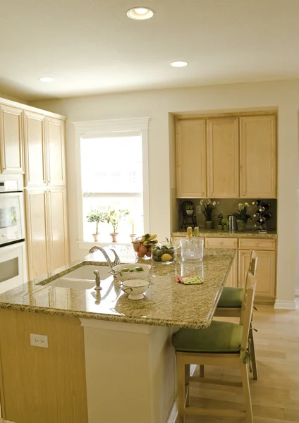 Bucătărie modernă cu dulapuri colorate deschis — Fotografie, imagine de stoc