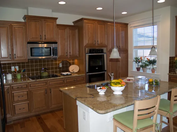 Cocina moderna con gabinetes de lujo — Foto de Stock