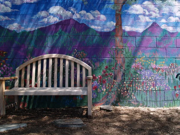 A festett fal mellett ülés — Stock Fotó