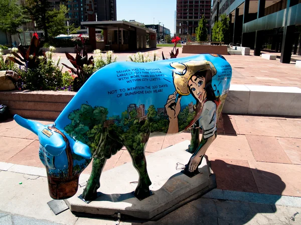 Blauw geschilderde koe — Stockfoto