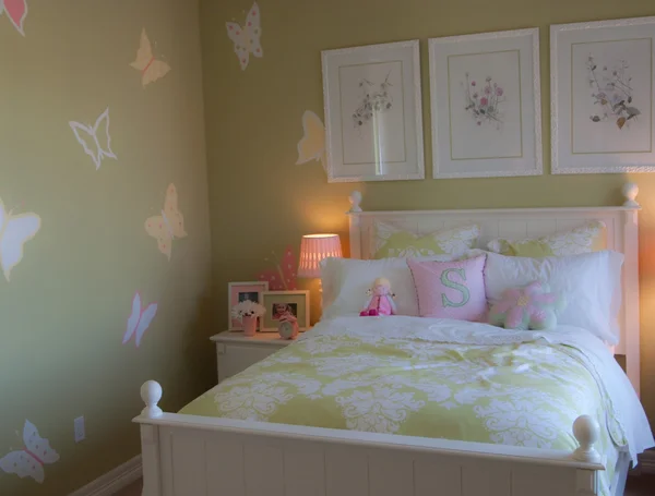 Dormitorio de niña adorable con mariposas en la pared . —  Fotos de Stock