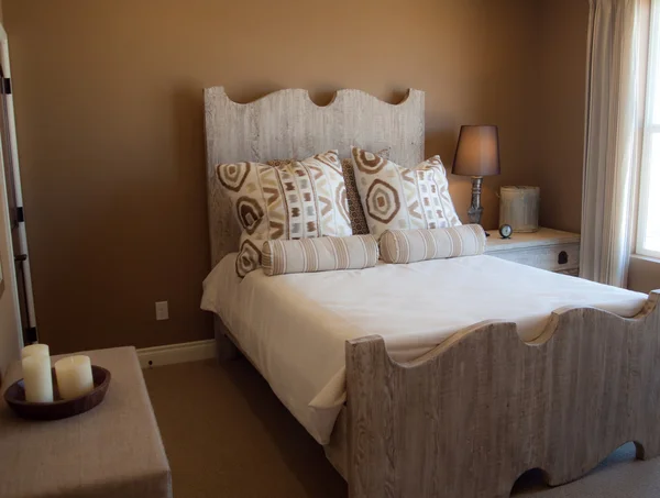 Rusztikus hálószoba barna falak és a fából készült ágy keret — Stock Fotó