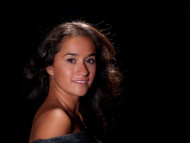 güzel bir Kızılderili kadın Studio siyah