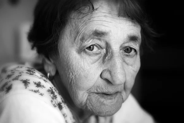 yaşlı kadına bakmak