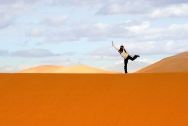 dunes üzerinde Dengelemeahşap plaka üzerinde peynir