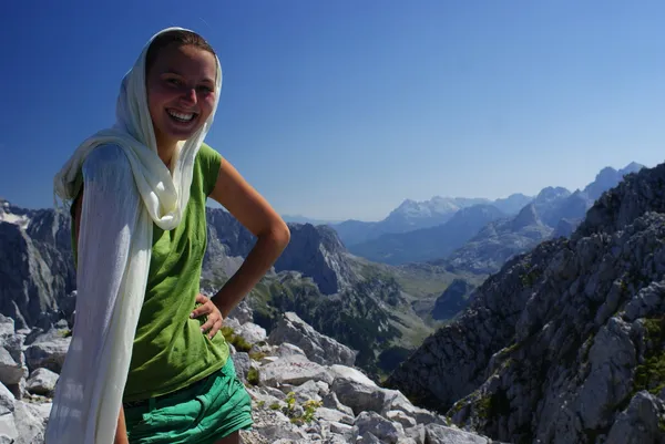 Turysta kobieta i górami w tle — Zdjęcie stockowe
