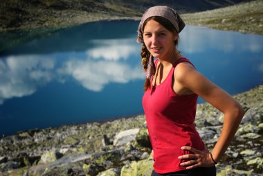 Gölün önünde Hiker kadınlar