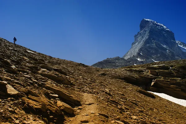 Matterhorn i człowiek sam — Zdjęcie stockowe