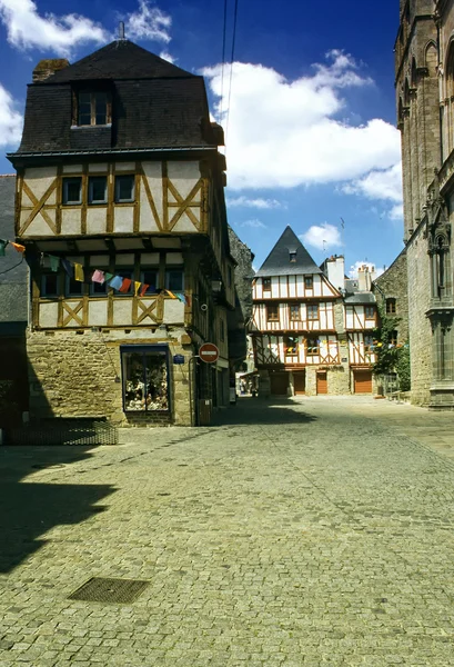 Calle vacía del antiguo Dinan —  Fotos de Stock