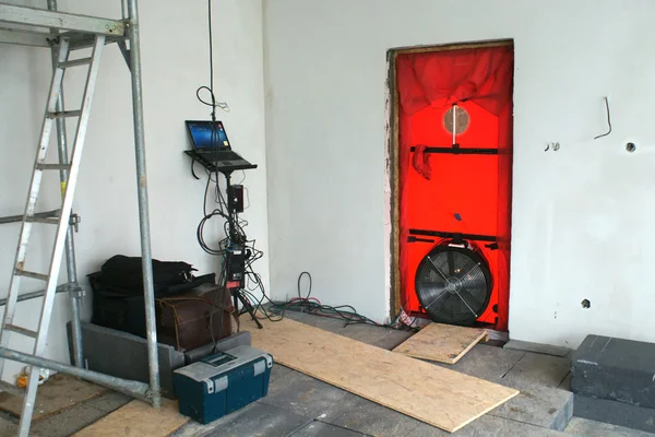 Teste de porta do ventilador para casas passivas Imagens De Bancos De Imagens
