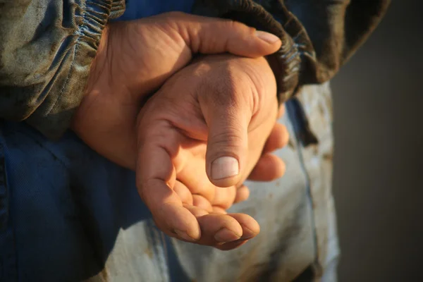 Mani sporche del lavoratore — Foto Stock