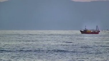 renkli balıkçı teknesi