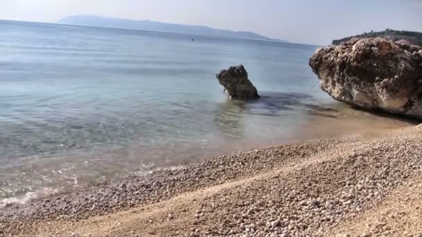 Strand in de buurt van de blauwe zee — Stockvideo