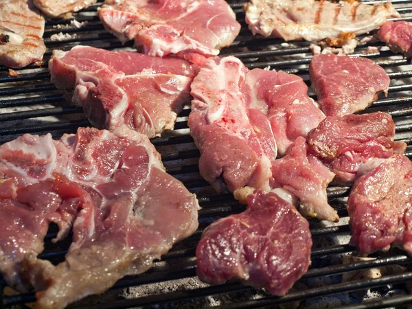 Steaks op grill — Stockfoto