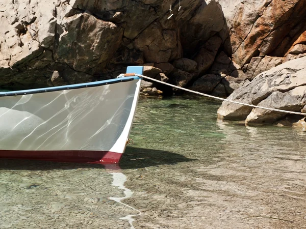 Båt nära kusten — Stockfoto