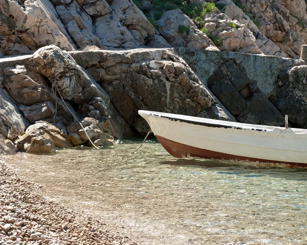 Небольшая лодка у берега — стоковое фото