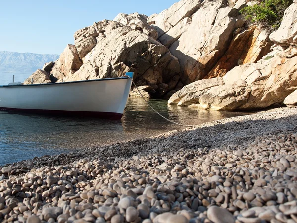 Маленькая лодка на пляже — стоковое фото