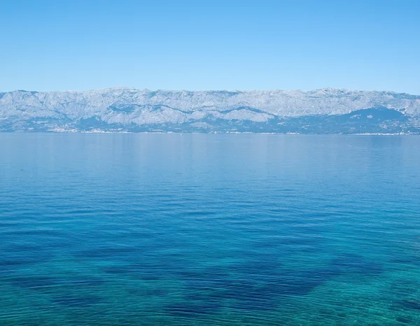 Blick auf den Berg über das Meer — Stockfoto