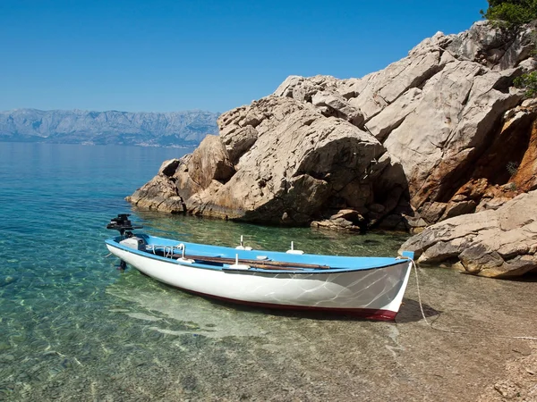 Zobacz w małej łodzi, w pobliżu plaży — Zdjęcie stockowe