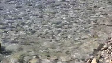 kıyı şeridinde yavaş devinim itibariyle küçük dalgalar