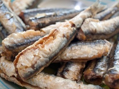 plaka üzerinde kızarmış hamsi