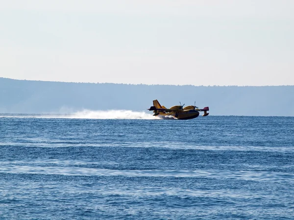 Hidroavión amarillo sobre mar azul — Foto de Stock