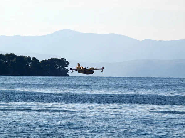Uçak denize iniş için hazırlanıyor — Stok fotoğraf