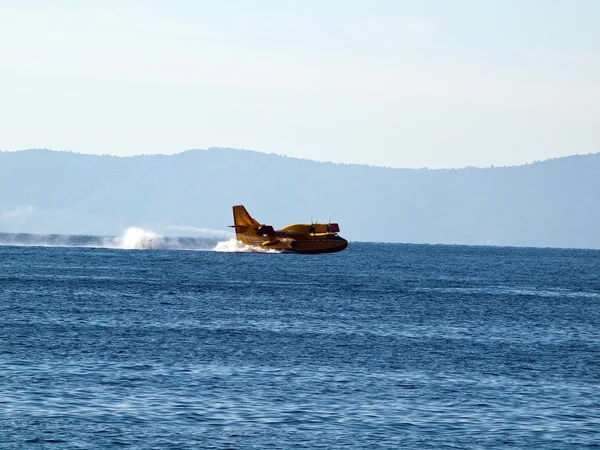 Airplane landing at sea — Stock Photo, Image