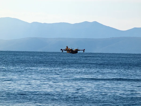 Avión de bomberos volando cerca del mar — Foto de Stock