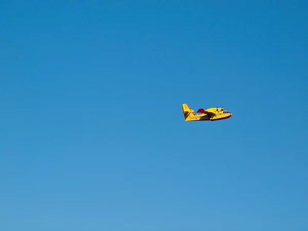 Feuerwehrflugzeug am blauen Himmel — Stockfoto