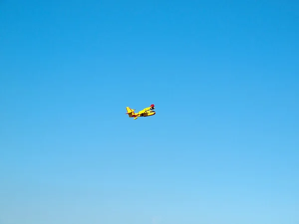 Желтый пожарный самолёт — стоковое фото