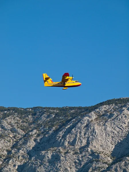 Airplane flying over mountain — Stock Photo, Image