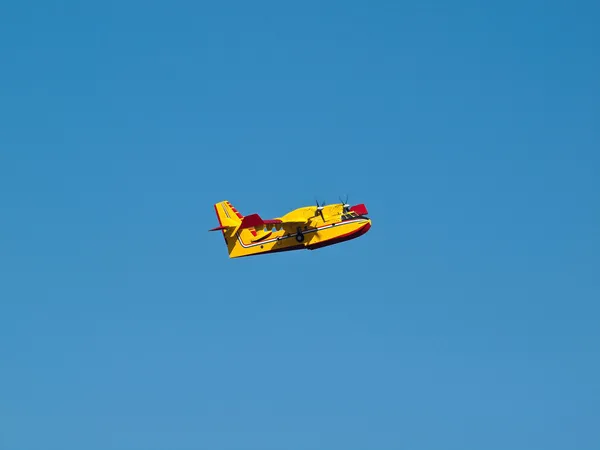 Löschflugzeug fliegt — Stockfoto