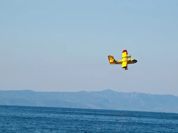 Löschflugzeug im Einsatz — Stockfoto