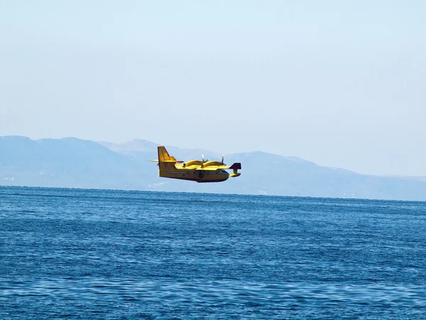Hydroplane flying over sea — Stock Photo, Image