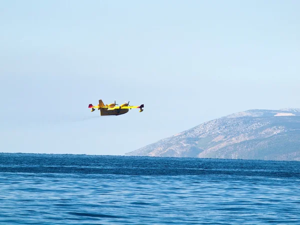 Airplane flying near the sea — Stock Photo, Image