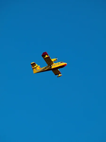 Gelbes Flugzeug am blauen Himmel — Stockfoto