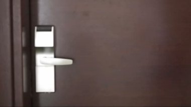 otel odasında kapı girme