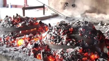 parlayan ateş ile pişmiş yemek