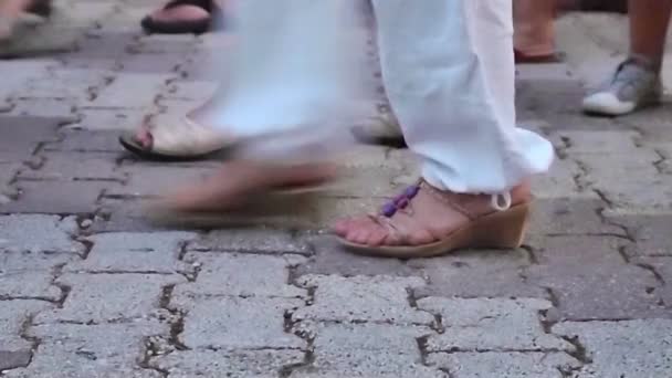 Caminhando na rua câmera lenta — Vídeo de Stock