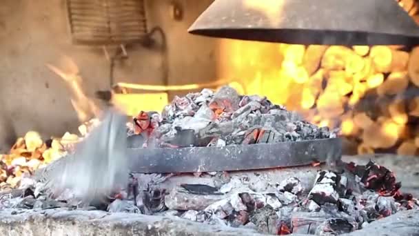 Voorbereiding van traditionele maaltijd Dalmatische Correia — Stockvideo