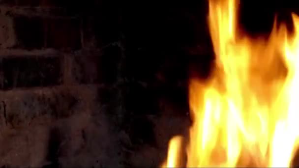 深色背景上发生的火灾 — 图库视频影像