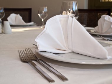 Beyaz dekore edilmiş restoran tablo