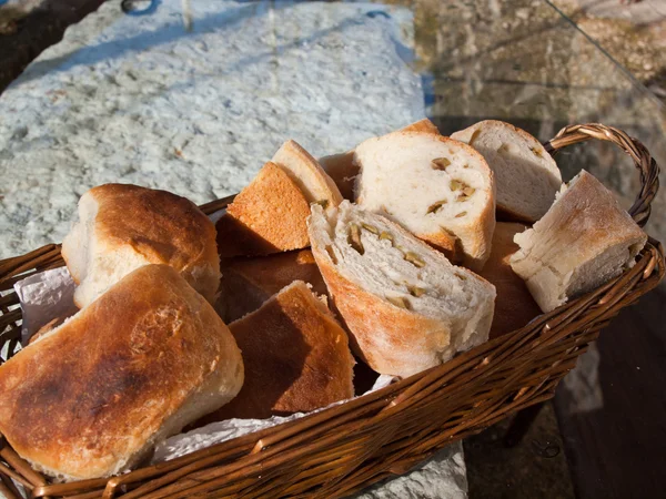 Hausgemachtes Brot gefüllt mit Oliven auf dem Tisch — Stockfoto