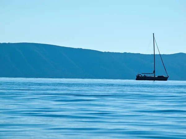 Mavi Adriyatik Denizi üzerinde yelken Stok Fotoğraf