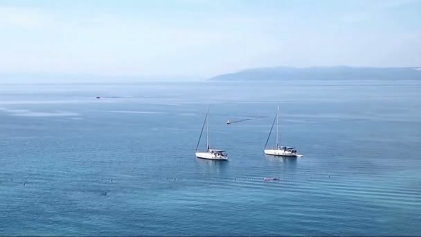 Segelbåtar på havet tidsinställd — Stockvideo