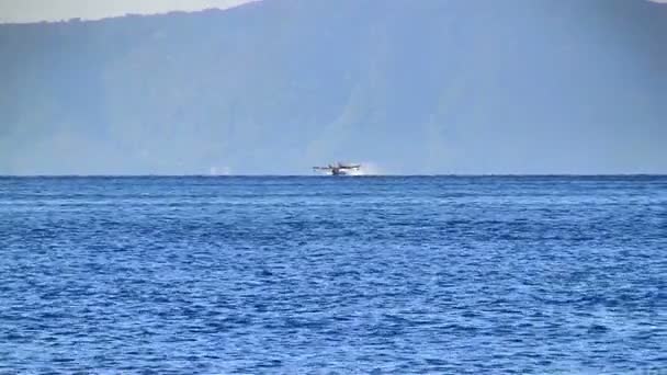 Самолёт приземляется на синем море — стоковое видео