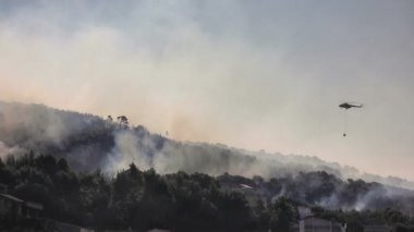 ateşin yanında uçan helikopter