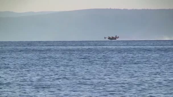 Avión volando cerca del mar — Vídeos de Stock