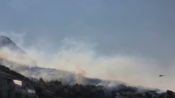 Chopper lucha contra incendios — Vídeo de stock